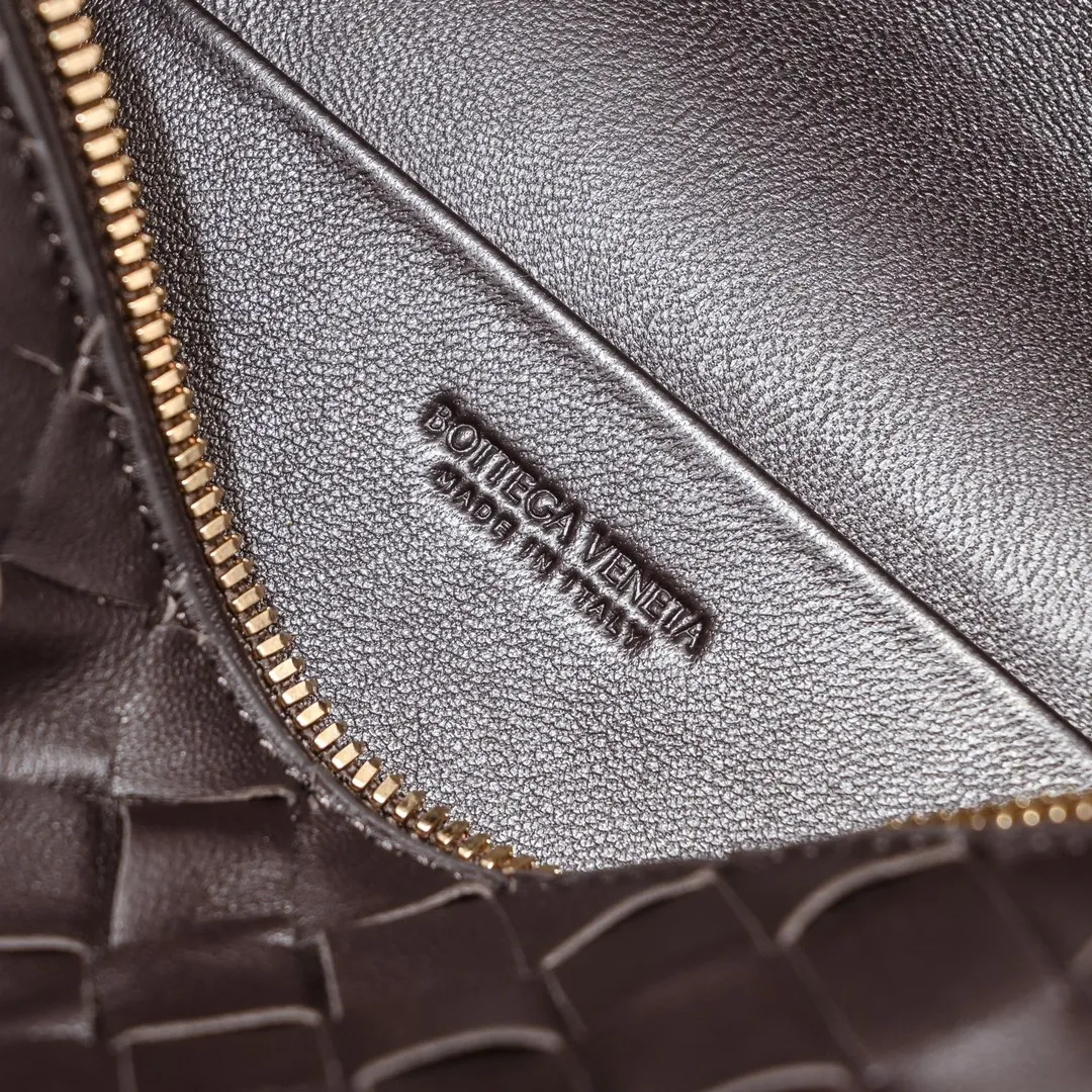 Batch 1360 Bottega Veneta 24 spring and summer woven zipper crossbody bag. A crossbody bag that can be used as a cosmetic bag. The exquisite weaving and compact body are an indispensable accessory for the upcoming summer. The double zipper also better protects the bag. It has a large capacity. If you like it, don’t miss it. Style number: 9109 Size: 22*12.5*5cm